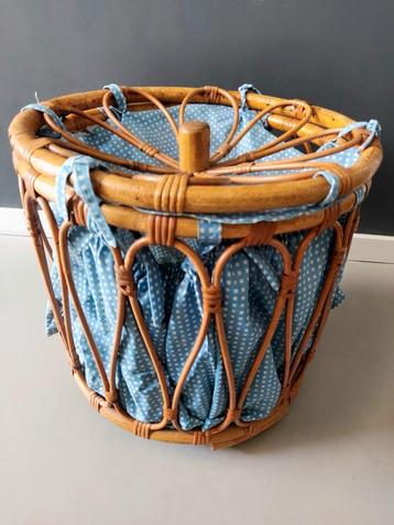 Vintage Rotan naaimand / wasmand  beschikbaar voor biedingen