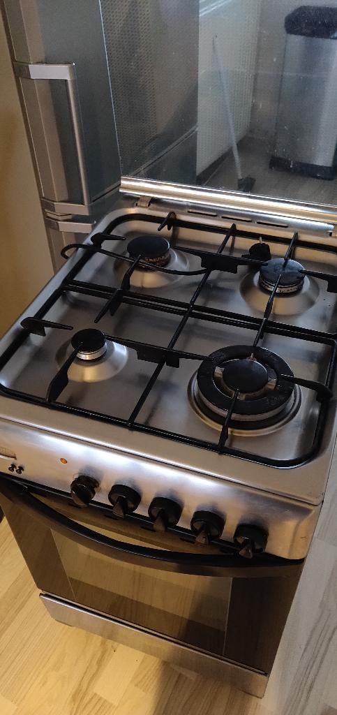 Smalle Indesit Fornuis, Witgoed en Apparatuur, Fornuizen, Gebruikt, Vrijstaand, Gas, 4 kookzones, 85 tot 90 cm, 45 tot 60 cm, Grill