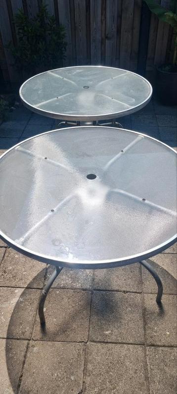 2 tuintafels beschikbaar voor biedingen
