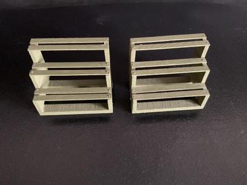 Houten rekjes voor poppenhuis beschikbaar voor biedingen