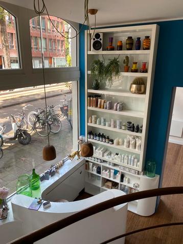 Kast met verlichting beschikbaar voor biedingen