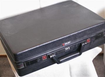 Originele Delsey koffer attaché met div. binnen vakken zwart beschikbaar voor biedingen