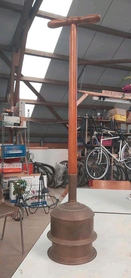 Antieke waterstamper van messing en hout, Antiek en Kunst, Antiek | Keukenbenodigdheden, Ophalen of Verzenden