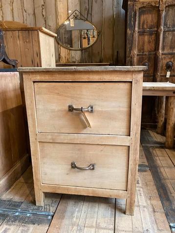 Oude bakkerskast ladekast met twee grote lades beschikbaar voor biedingen