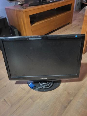 2 PC Schermen: Dell & Samsung - Klein & Groot beschikbaar voor biedingen