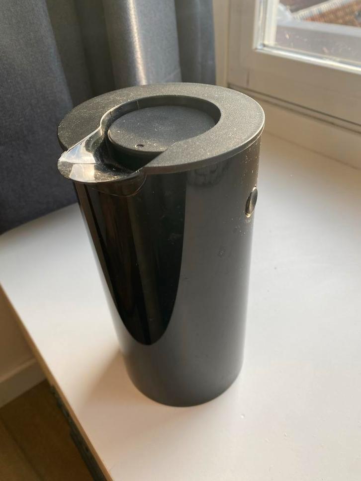 Stelton EM77 Thermoskan - Zwart - Uitstekende Staat, Huis en Inrichting, Keuken | Servies, Zo goed als nieuw, Ophalen of Verzenden