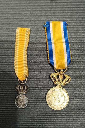 Twee oude Ridderorde medailles. beschikbaar voor biedingen