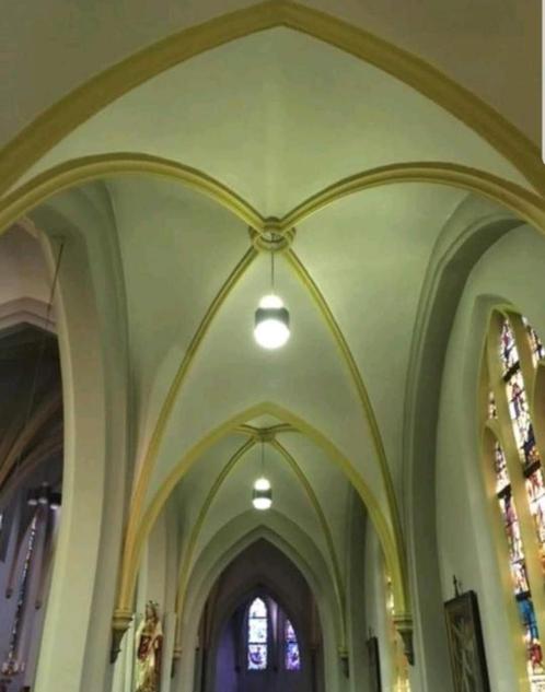 Oude hanglampen uit een kerk, Huis en Inrichting, Lampen | Hanglampen, Gebruikt, Minder dan 50 cm, Glas, Metaal, Ophalen