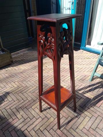 Antiek plantentafeltje beschikbaar voor biedingen
