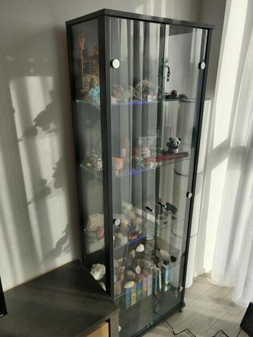 Zwarte vitrinekast met verstelbare glazen plateaus beschikbaar voor biedingen