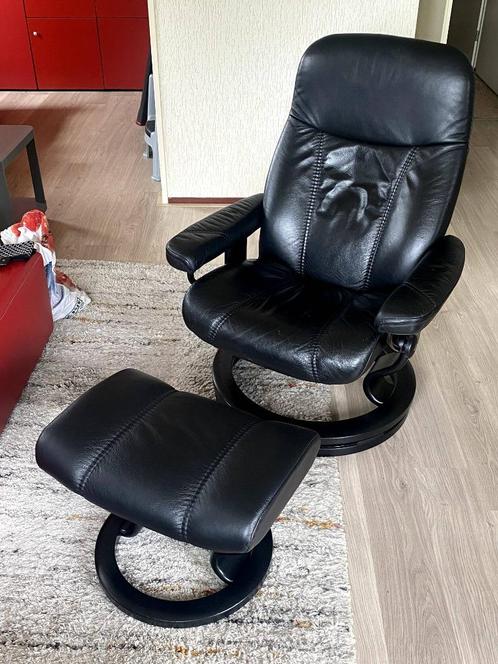zwarte relax fauteuil van stressless met voetenbank, Huis en Inrichting, Fauteuils, Gebruikt, Leer, 50 tot 75 cm, Minder dan 75 cm