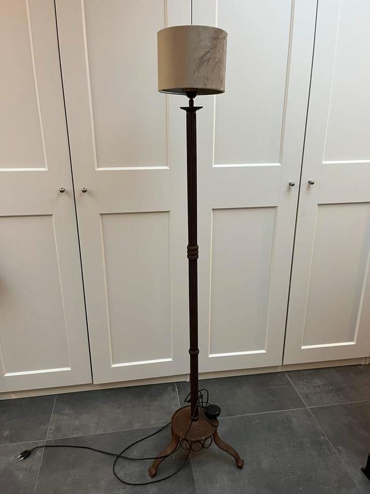 Vloerlamp lampenvoet gietijzer landelijk sober stoer, Huis en Inrichting, Lampen | Vloerlampen, Zo goed als nieuw, 150 tot 200 cm