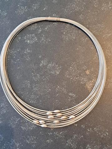 Elegante zilverkleurige ketting beschikbaar voor biedingen