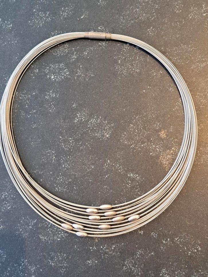 Elegante zilverkleurige ketting, Sieraden, Tassen en Uiterlijk, Kettingen, Zo goed als nieuw, Overige materialen, Zilver, Ophalen of Verzenden