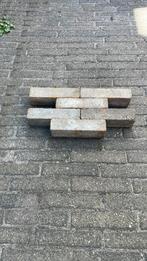 Gratis 30 m2 betonnen klinkers/waaltjes - nog niet gekeerd!, Tuin en Terras, Tegels en Klinkers, Ophalen, Gebruikt, Klinkers, 10 m² of meer