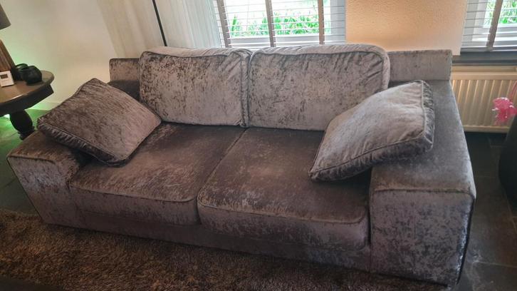 Te koop mooie 2 zits bank met grijze velours stof., Huis en Inrichting, Banken | Complete zithoeken, Zo goed als nieuw, Stof, Ophalen