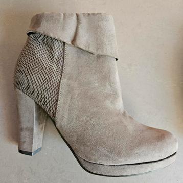 Nieuwe suède enkellaarsjes taupe mt 39 beschikbaar voor biedingen