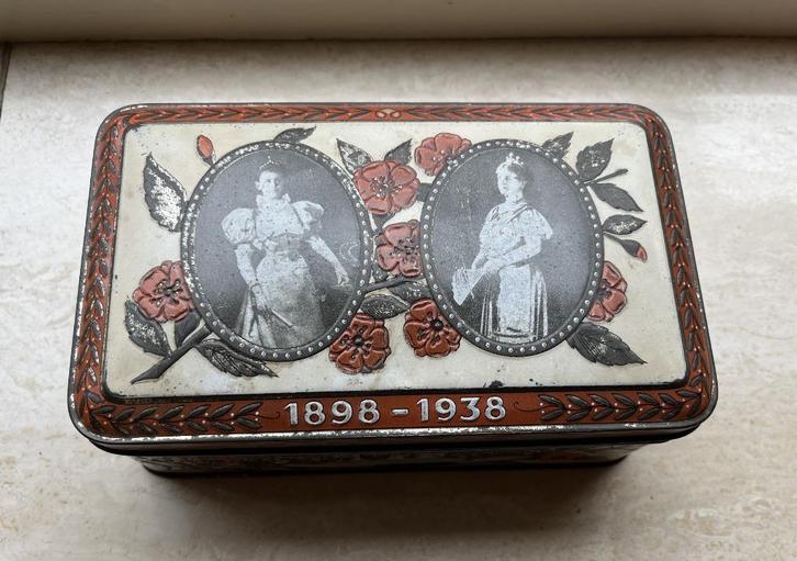 Vintage jubileumblik Koningin Wilhelmina 1898-1938, Verzamelen, Blikken, Gebruikt, Overige, Overige merken, Ophalen of Verzenden
