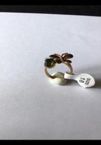Goudkleurige ring, mt 18 met vlinder en groene + witte steen, Sieraden, Tassen en Uiterlijk, Ringen, Ophalen of Verzenden, Nieuw