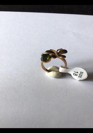 Goudkleurige ring, mt 18 met vlinder en groene + witte steen beschikbaar voor biedingen