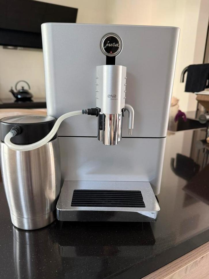 Jura Ena Micro 9 + melkhouder, Witgoed en Apparatuur, Koffiezetapparaten, Gebruikt, Koffiebonen, Koffiemachine, 4 tot 10 kopjes