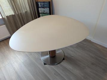 Eivormige eetkamer tafel  beschikbaar voor biedingen