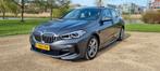 BMW 1-Serie (f40) 118i 136pk Aut 2021 Dealerond Mineral grey, Auto's, Origineel Nederlands, Te koop, Zilver of Grijs, 5 stoelen