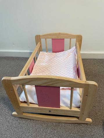 Leuk houten poppenbedje beschikbaar voor biedingen