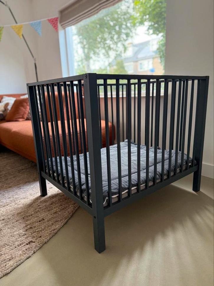 Europe baby, Antraciet grijze box incl. matrasje en boxkleed, Kinderen en Baby's, Boxen, Zo goed als nieuw, Boxkleed, Ophalen of Verzenden