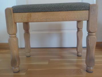 Eiken hocker met groene bekleding, L52xB32xH40 cm beschikbaar voor biedingen