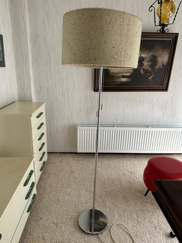 Vintage Schemerlamp met Stoffen Kap beschikbaar voor biedingen