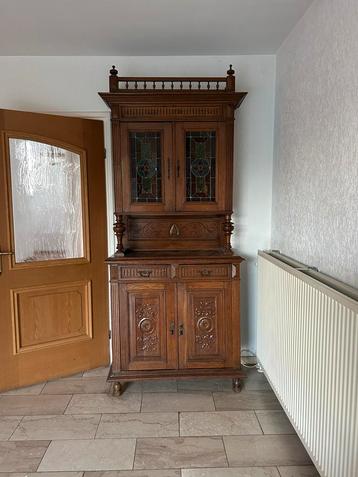 Antieke kast met glas-in-lood details beschikbaar voor biedingen