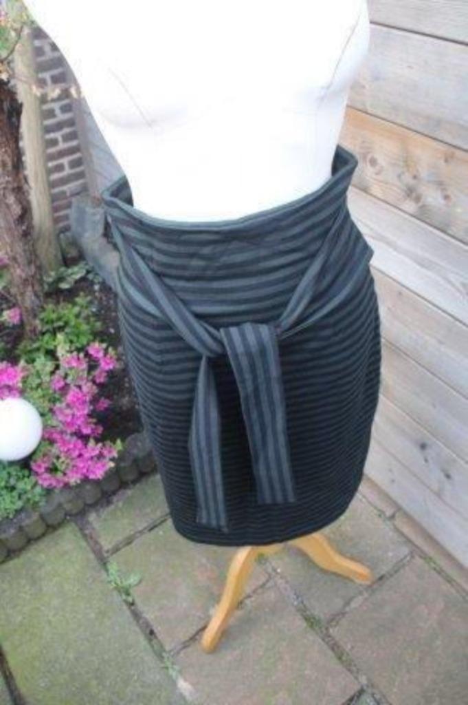 Rok donkergroen/ zwart Baum und Pferdgarten mt S Vaste AAN, Kleding | Dames, Rokken, Zo goed als nieuw, Maat 36 (S), Zwart, Onder de knie