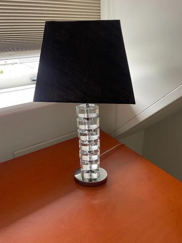 Tafellamp met plexiglazen voet beschikbaar voor biedingen