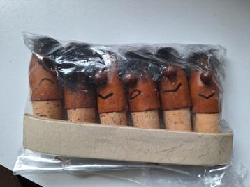 Vintage wijnkurken met teakhouten poppetjes beschikbaar voor biedingen