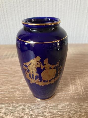 Blauw vaasje met leuke decoratie   beschikbaar voor biedingen