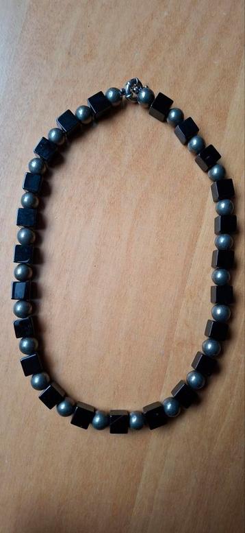 Korte ketting zwart/bronskleur. Natuursteen. beschikbaar voor biedingen
