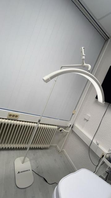 Halve maan vloerlamp beschikbaar voor biedingen
