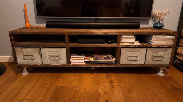 Steigerhouten TV Meubel met Zinken Details, Huis en Inrichting, Kasten | Televisiemeubels, Gebruikt, Minder dan 100 cm, 150 tot 200 cm