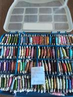 Ongeveer 120 bobbins van dmc zonder nummers, Ophalen of Verzenden, Handborduren, Borduurgaren of Zijde