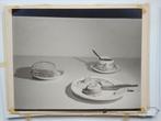 Fotografisch Stilleven met brood en vis jaren 50/60, Antiek en Kunst, Kunst | Tekeningen en Foto's, Verzenden
