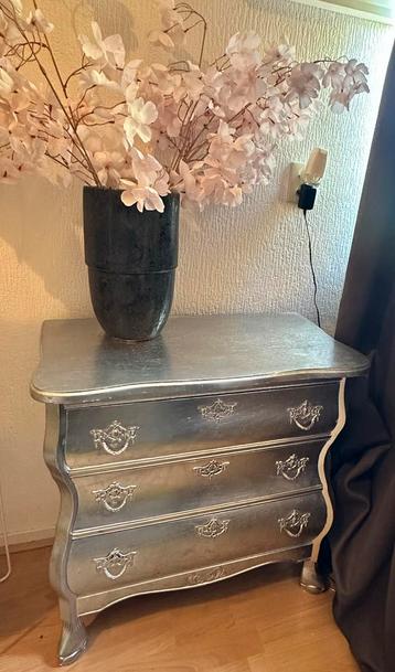 Zilveren commode met 3 lades beschikbaar voor biedingen