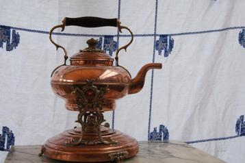 Theepot met standaard en brander beschikbaar voor biedingen