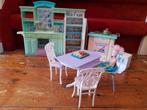 keuken, tafel en stoelen, oven. met pop, Ophalen of Verzenden, Gebruikt, Poppenhuis