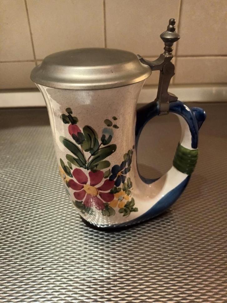 Een leuke vrolijke bierpul/merk Delfts of Quist  keramiek!?, Antiek en Kunst, Antiek | Servies los, Ophalen of Verzenden