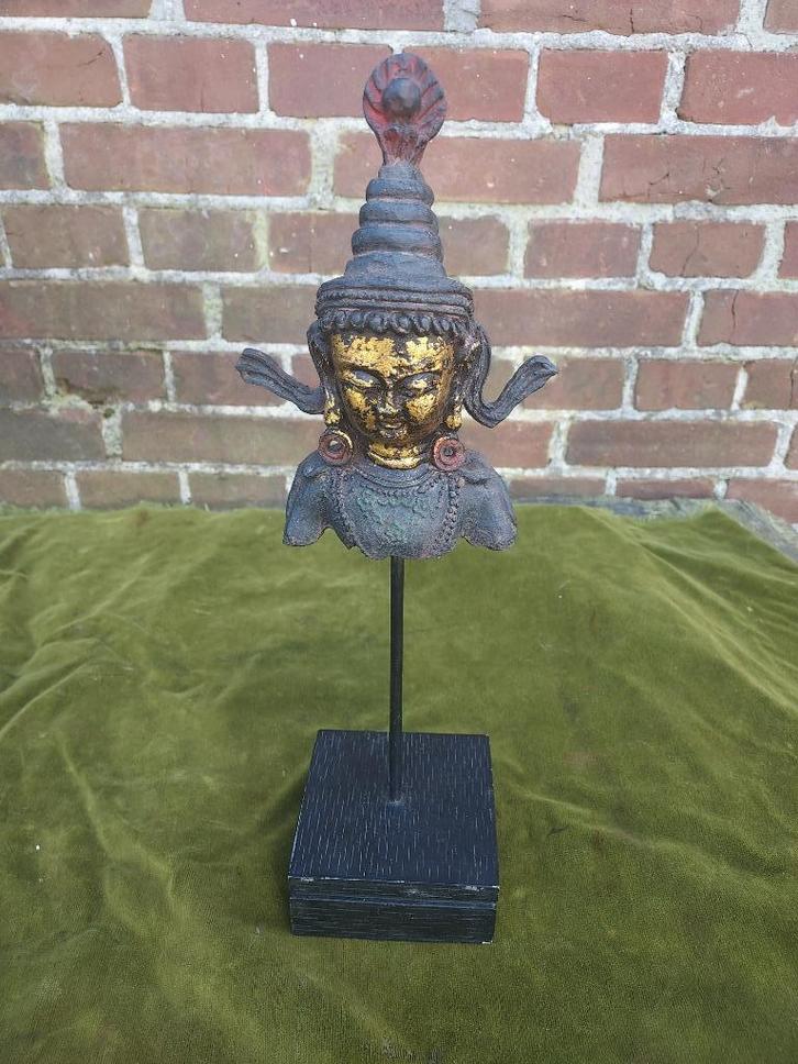 Borstbeeldje op statief, Boedistische figuur., Antiek en Kunst, Kunst | Niet-Westerse kunst, Verzenden