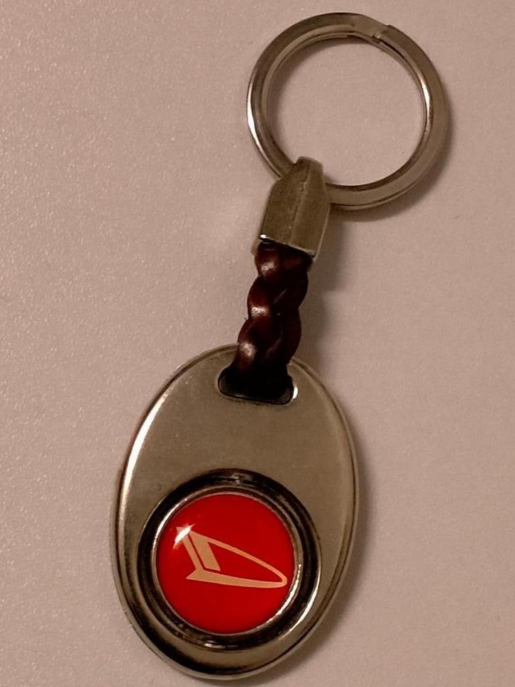 Daihatsu auto sleutelhanger logo auto's automerk vervoer, Verzamelen, Automerken, Motoren en Formule 1, Gebruikt, Auto's, Ophalen of Verzenden