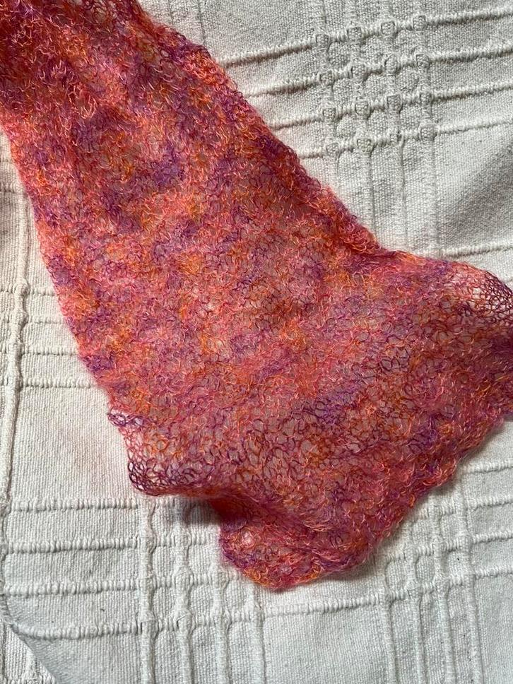 Fijngebreide roze sjaal, Kleding | Dames, Mutsen, Sjaals en Handschoenen, Zo goed als nieuw, Sjaal, Ophalen of Verzenden