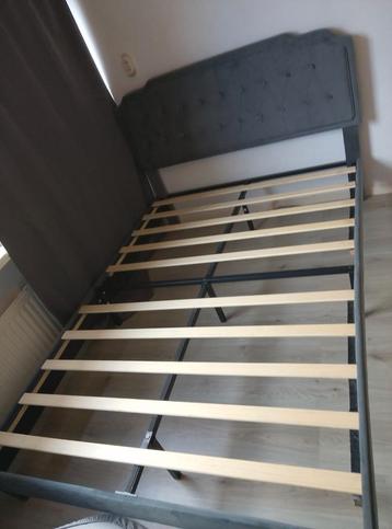 Nog zo goed als nieuw bed 140x200 vanaf 100$ bieden beschikbaar voor biedingen