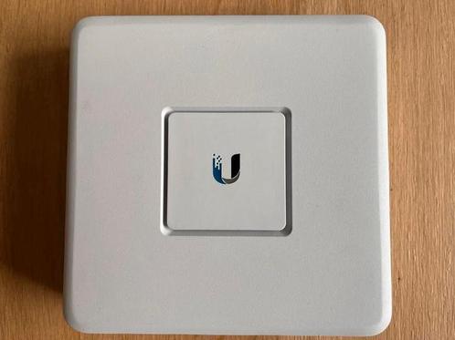 Ubiquiti Unifi USG 3P Security Gateway, Computers en Software, Routers en Modems, Zo goed als nieuw, Router, Ophalen of Verzenden